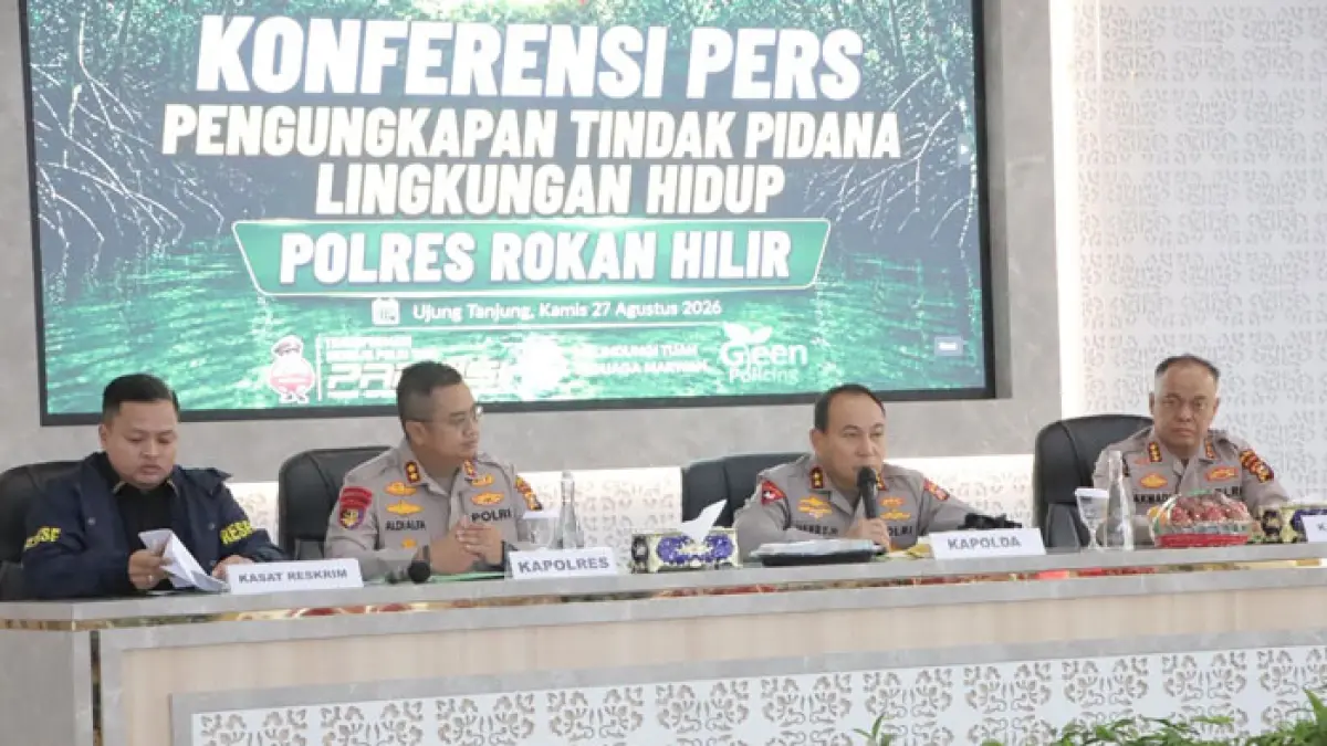 Kapolda Riau Irjen Pol Herry Heryawan didampingi Kapolres Rohil AKBP Aldi A Faroqi, menyampaikan terkait pengungkapan tindak pidana lingkungan hidup di Mapolres Rohil, Kamis (27/8/2026).(Istimewa)