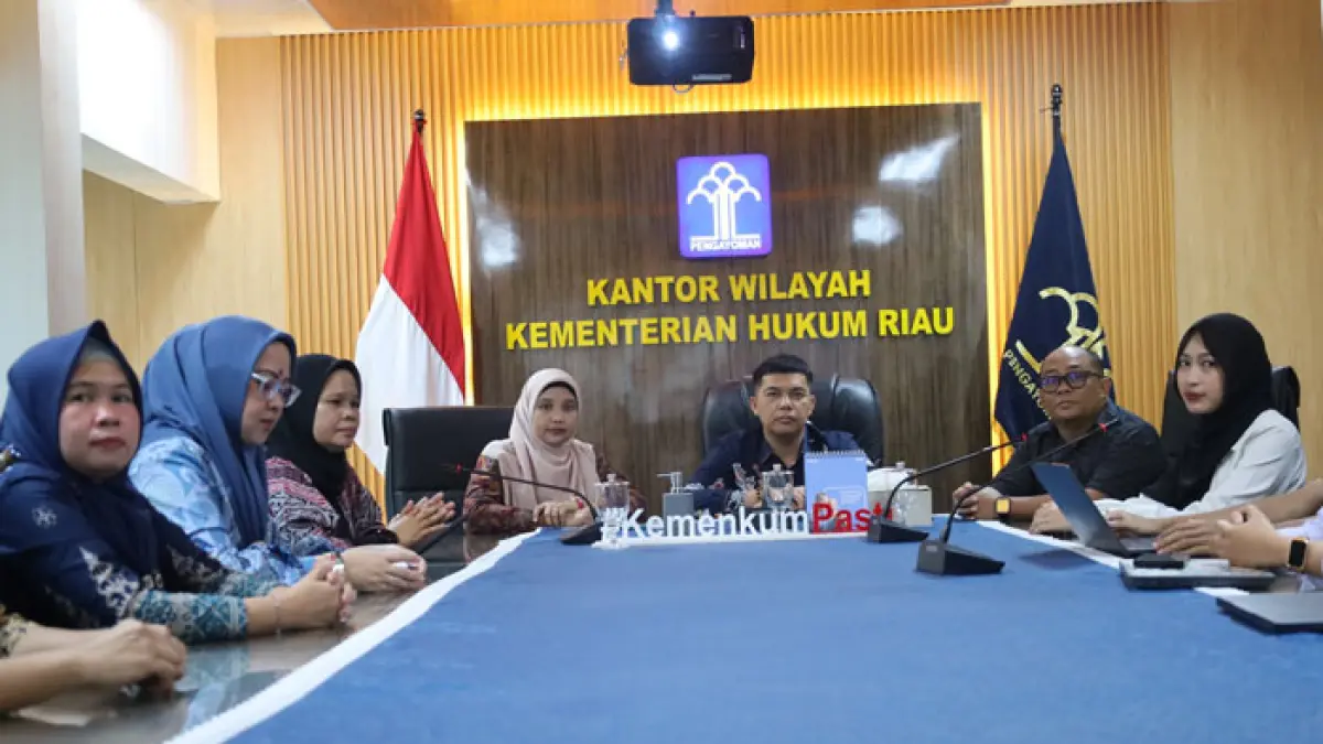 Kepala Kanwil Kemenkum Riau Rudy Hendra Pakpahan (tengah) bersama jajaran mengikuti kegiatan Forum Pendalaman Materi Perancang Peraturan Perundang-undangan Edisi ke-11 secara virtual, Kamis (27/8/2026). (Humas Kanwil Kemenkum Riau untuk Riaupos.co)