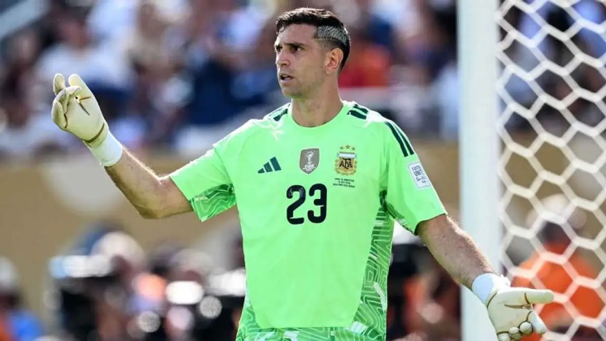 Kiper Aston Villa Emiliano Martínez membantu Argentina mencapai final Piala Dunia berturut-turut. (Getty Images)