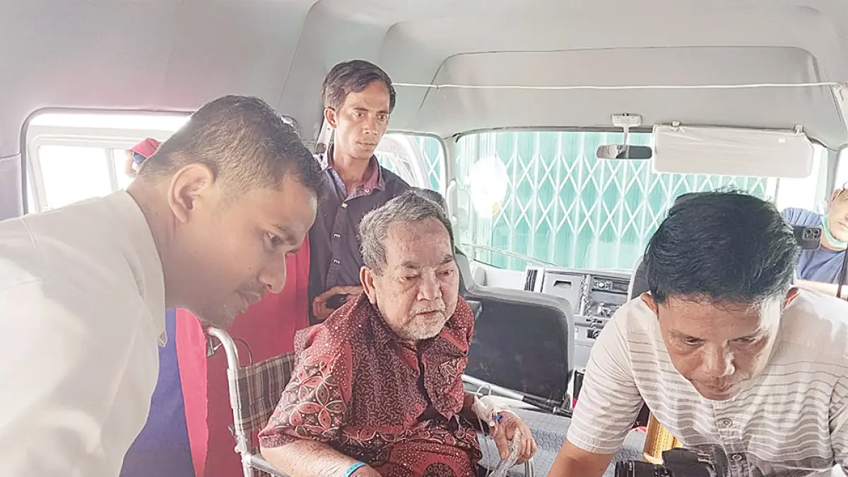 KURSI RODA: Pegawai Disdukcapil Rohul memberikan pelayanan jemput bola perekaman KTP-el kepada pasien yang memakai kursi roda dengan menggunakan mobil keliling adminduk di RSUD Rokan Hulu, Rabu (26/8/2026). (Engki Prima Putra/riau pos)