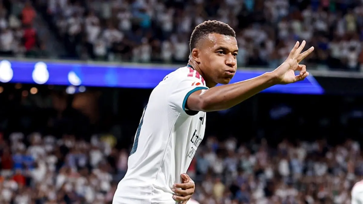 Kylian Mbappé merayakan gol ketiganya untuk melengkapi hattrick-nya dalam kemenangan 4-1 Real Madrid atas Real Sociedad. (Insrgaram @realmadrid)