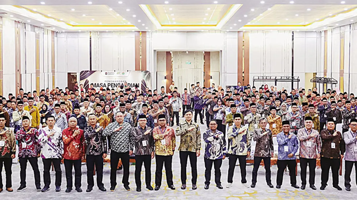 Direktur Hubungan Kelembagaan PTPN IV PalmCo Arya Sandiyudha berfoto bersama ratusan perwakilan karyawan PTPN IV Regional III penerima penghargaan masa pengabdian di Gedung Serba Guna Region Office, Pekanbaru, akhir pekan kemarin. (Humas PTPN IV Regional III untuk riau pos)
