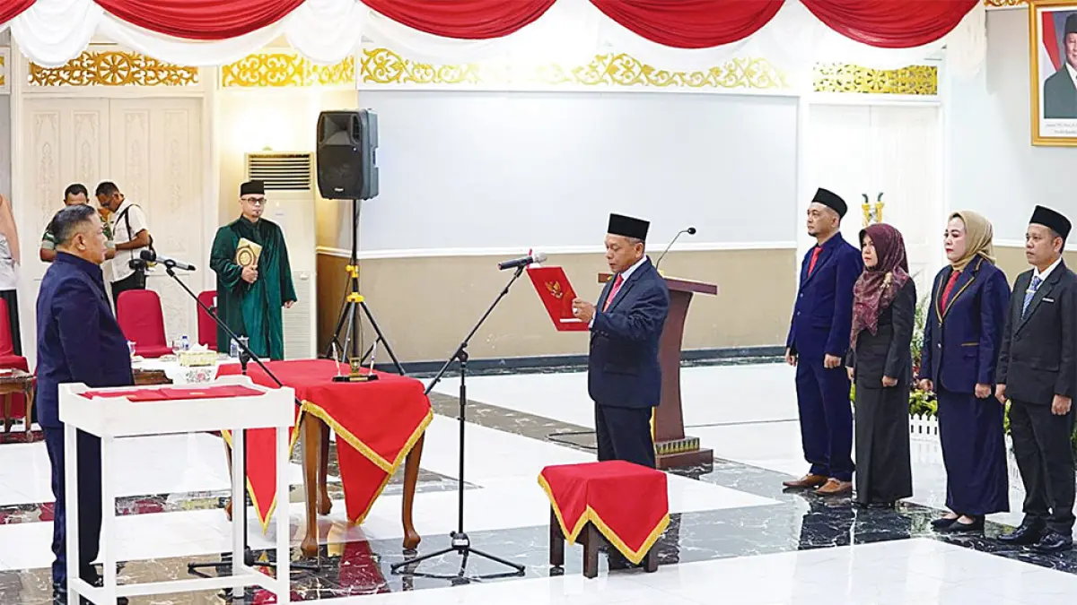 MELANTIK: Plt Gubri SF Hariyanto saat melantik anggota Komisi Informasi Provinsi Riau di Gedung Daerah, Rabu (26/8/2026). (Diskominfo Riau untuk riau pos)