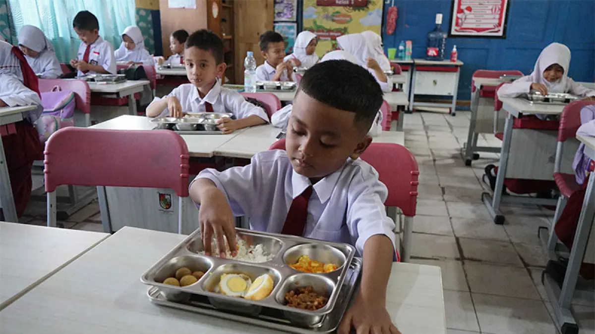 Murid SD menikmati menu Makan Bergizi Gratis di salah satu SDN Pekanbaru, beberapa waktu lalu. (Dok Riaupos.co)
