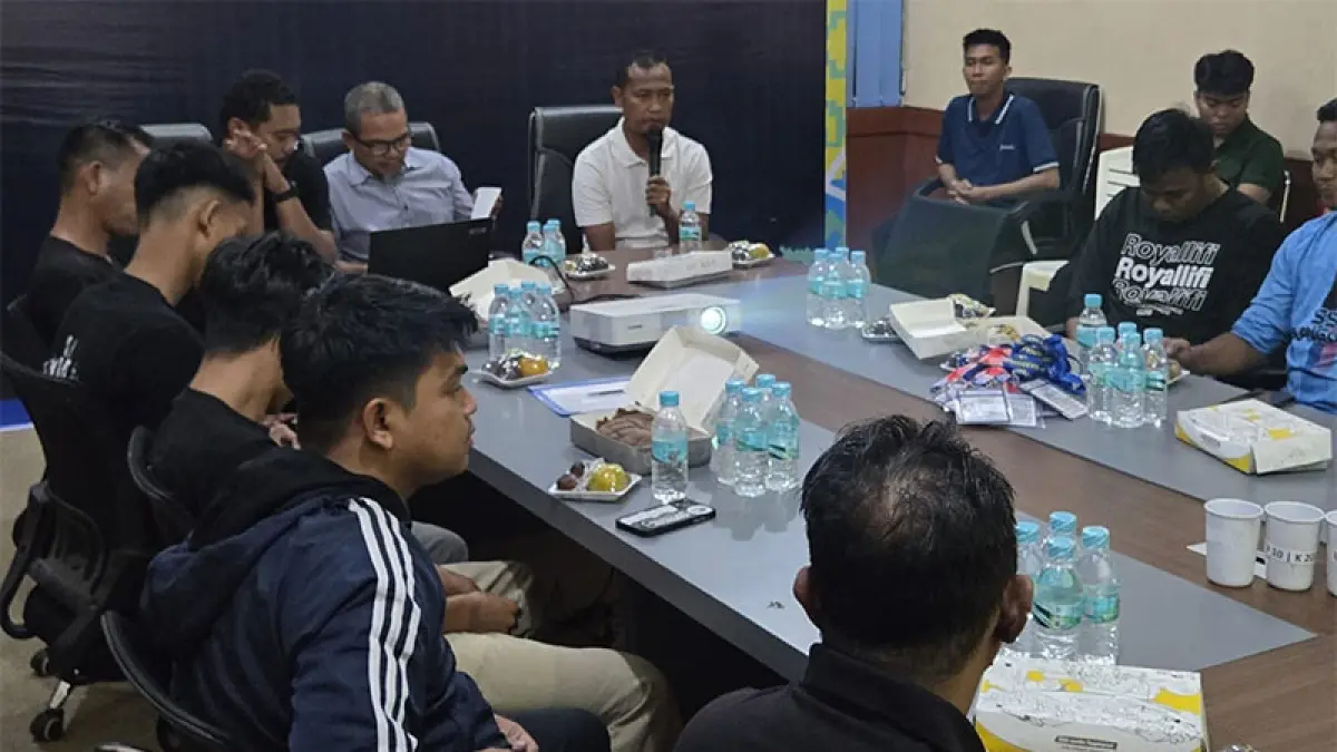 Owner PCSS Miskardi memberikan penjelasan kepada perwakilan tim peserta PCSS Champions Festival 2026 saat pertemuan teknik di Sekretariat PSSI Riau, Kamis (27/8/2026). Foto Istimewa