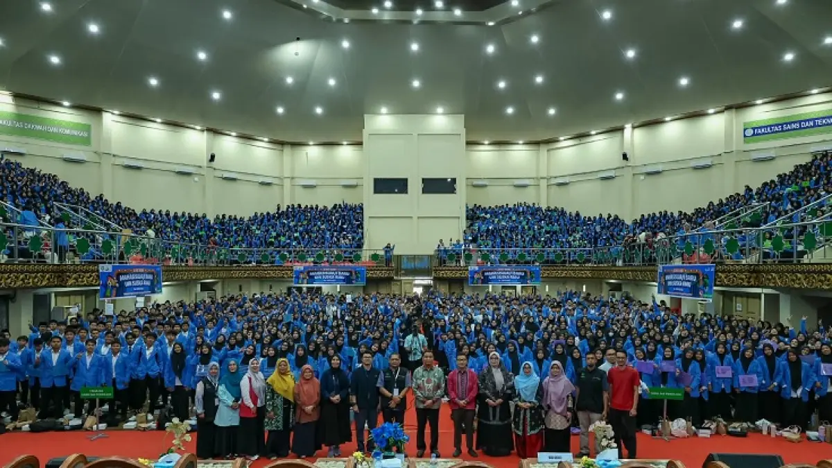 Para pimpinan UIN Suska Riau foto bersama mahasiswa baru pada PBAK UIN Suska Riau 2026 di Gedung PKM di hari kedua, Kamis (27/8/2026). (Humas UIN Suska Riau untuk Riau Pos)
