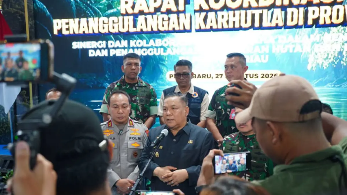 Plt Gubri SF Hariyanto saat memberikan keterangan pers usai rapat penanggulangan Karhutla di Polda Riau, Kamis (27/8/2026). (Diskominfo Riau untuk Riaupos.co)