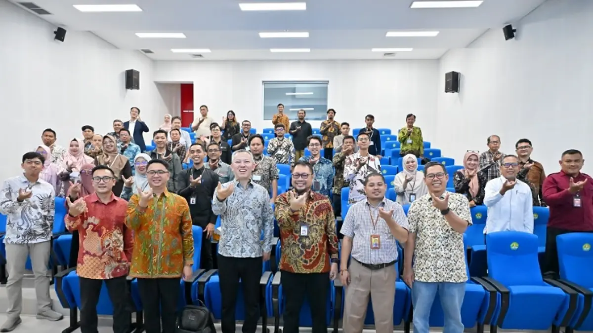 Wakil Rektor Bidang Perencanaan, Kerjasama dan Sistem Informasi Unri, Dr Ir Sofyan Husein Siregar MPhil beserta jajaran Universitas Riau berfoto bersama dengan tim Ruijie Networks dalam kegiatan Ruijie Education Tour 2026 di Integrated Classroom Unri, Kamis (27/8/2026). (Humas Unri untuk Riau Pos)