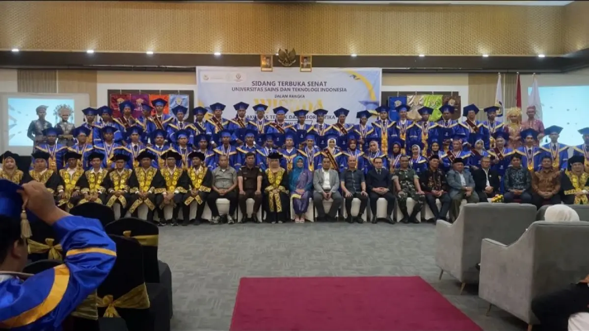 Rektor USTI dan para pimpinan berbagai institusi di Riau berfoto bersama lulusan USTI di Grand Ballroom Hotel Grand Suka, Kamis (27/8/2026). (USTI untuk Riau Pos)