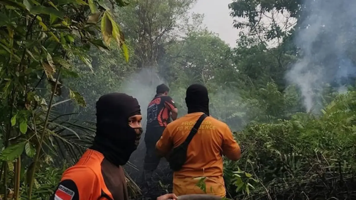 Satgas gabungan berjibaku memadamkan kebakaran lahan di Jalan Suka Mulya, Desa Tarai Bangun, Kecamatan Tambang, Kamis (27/8/2026).(BPBD Kampar untuk Riaupos.co)
