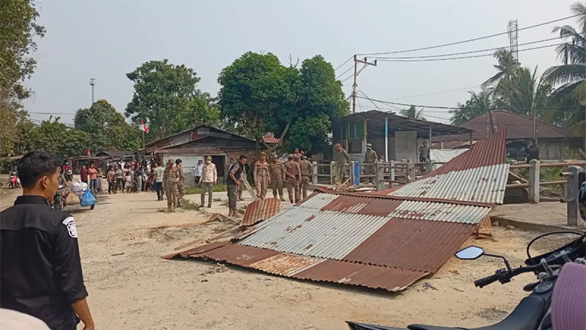 Satpol PP Kota Pekanbaru membongkar bangunan liar yang berdiri di atas daerah milik jalan (DMJ) di Jalan Pesisir, Kelurahan Meranti Pandak, Kamis (27/8/2026). (Satpol PP Pekanbaru)