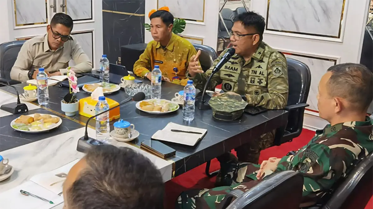 Sekda Kepulauan Meranti Sudandri SH menggelar rapat dengan tim Mabes TNI terkait Karhutla. (Istimewa)