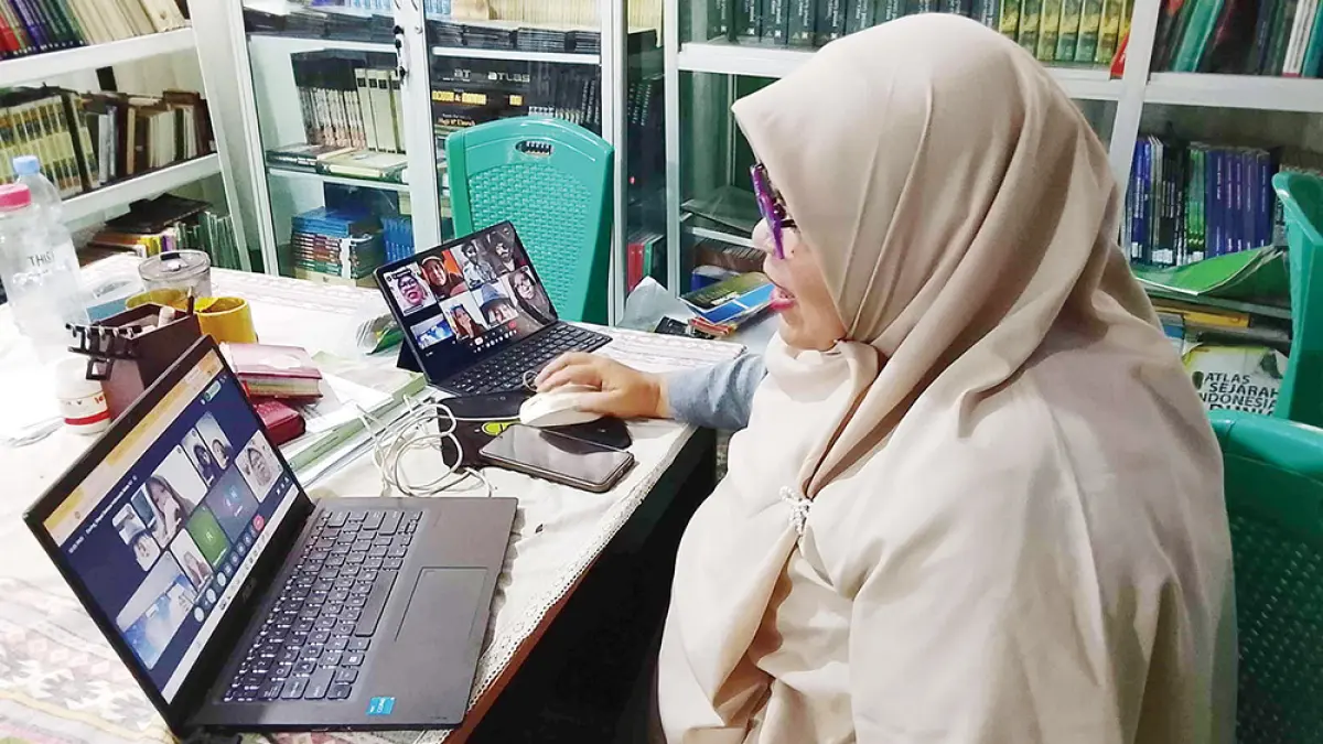 Seorang guru SMPN 13 Pekanbaru memberikan materi saat  pembelajaran jarak jauh dengan siswanya, Rabu (26/8/2026). (EVAN GUNANZAR/RIAU POS)