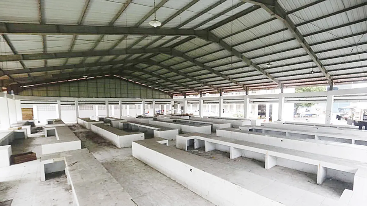 TIDAK BERFUNGSI: Kondisi Pasar Higienis Pekanbaru di Jalan Teratai yang terbengkalai dan lama tidak berfungsi, beberapa waktu lalu. (evan gunanzar/riau pos)