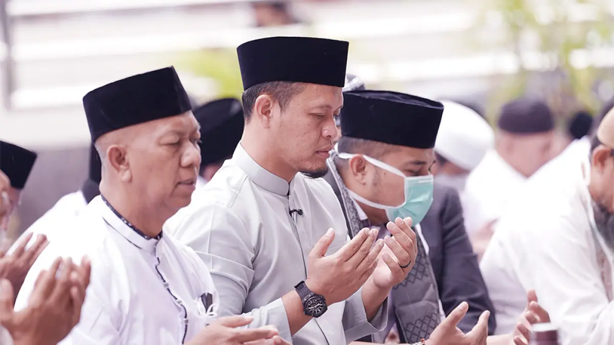 Wali Kota Pekanbaru Agung Nugroho (dua kiri) berdoa usai Salat Istiska bersama masyarakat di Masjid Al Kausar, Kecamatan Marpoyan Damai, Rabu (26/8/2028). (ISTIMEWA)
