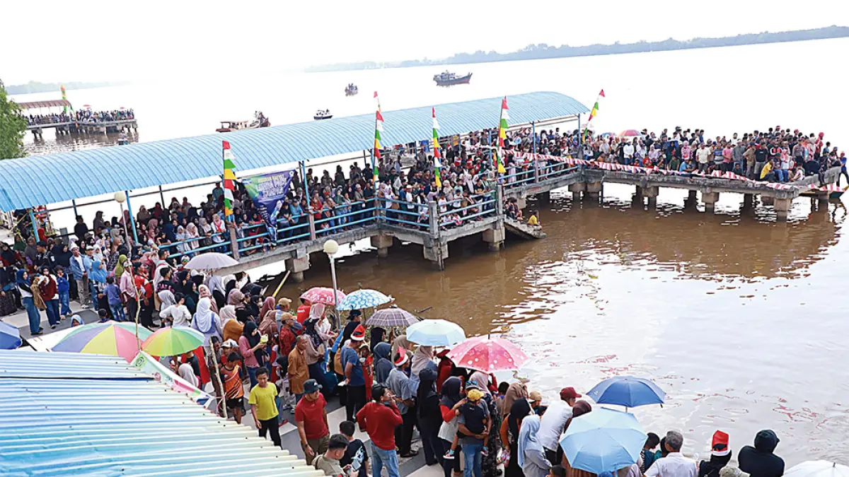 Warga ramai dan antusias menyaksikan iven pacu sampan di Pelabuhan Sungai Apit, Senin (17/8/2026).