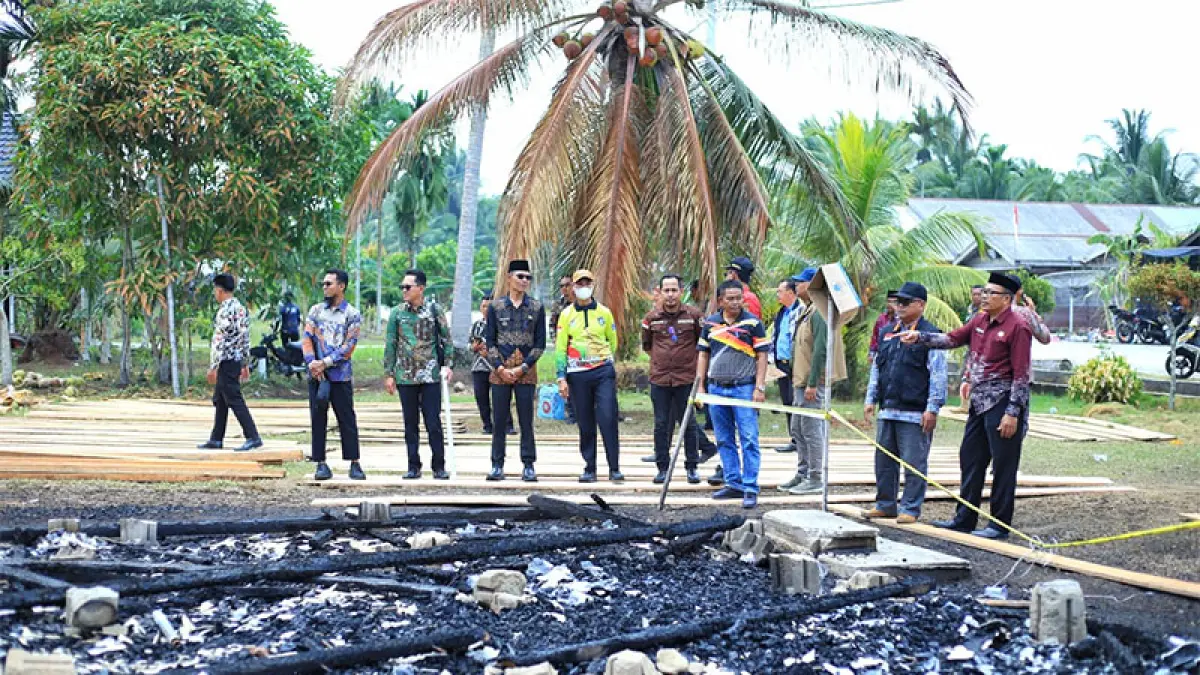 Bantuan diserahkan Sekda Kabupaten Kepulauan Meranti H Sudandri Jauzah, mewakili Bupati H Asmar, saat meninjau kediaman Susi, Kamis (27/8/2026). Foto Istimewa