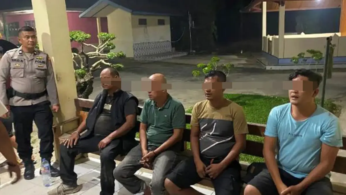 Empat orang asal Pekanbaru Riau yang mengaku sebagai wartawan diamankan di Mapolres Sijunjung usai melakukan pemerasan terhadap pengelola SPBU hingga nyaris diamuk massa. (Posmetro Padang) 