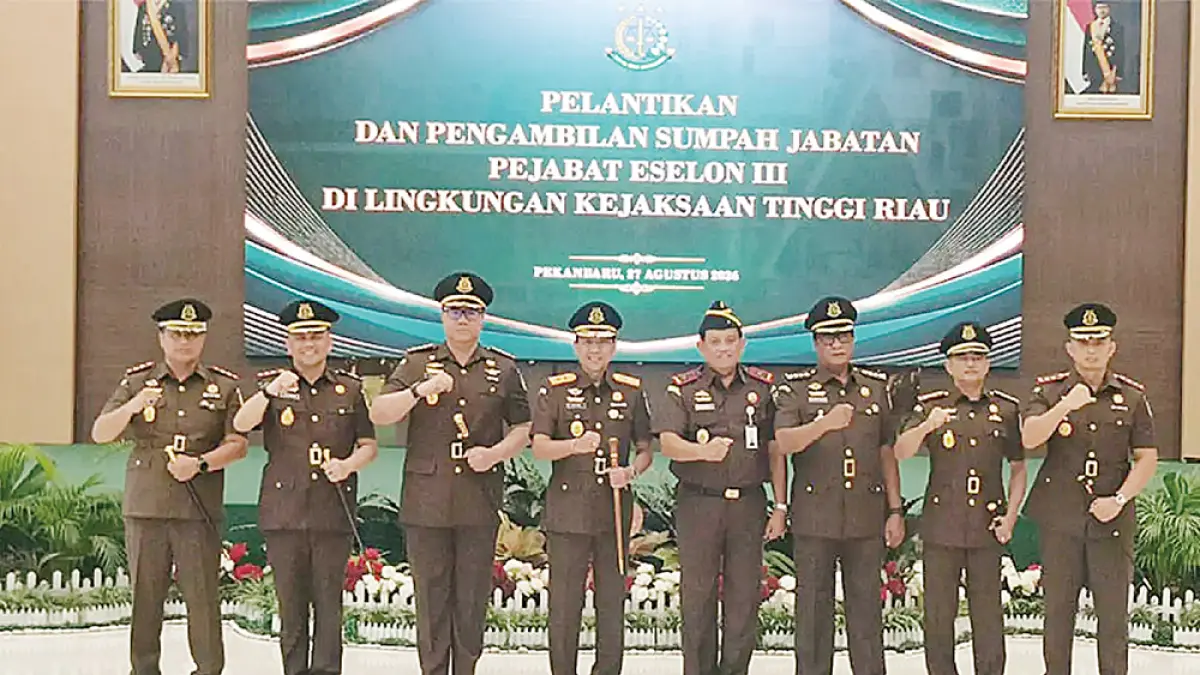 FOTO BERSAMA: Kajati Riau I Dewa Gede Wirajana (empat kiri) foto bersama enam pejabat yang baru dilantik, Kamis (27/8/2026). (Humas Kejati Riau)