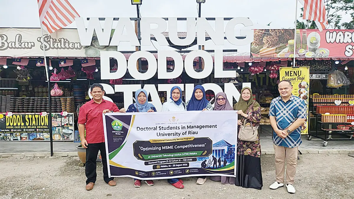FOTO BERSAMA: Mahasiswa Program Doktor Manajemen Fakultas Ekonomi dan Bisnis Universitas Riau berfoto bersama di depan warung Dodol Melaka, Malaysia, Kamis (27/8/2026). (Mahasiwa  FEB UNRI untuk Riau Pos)