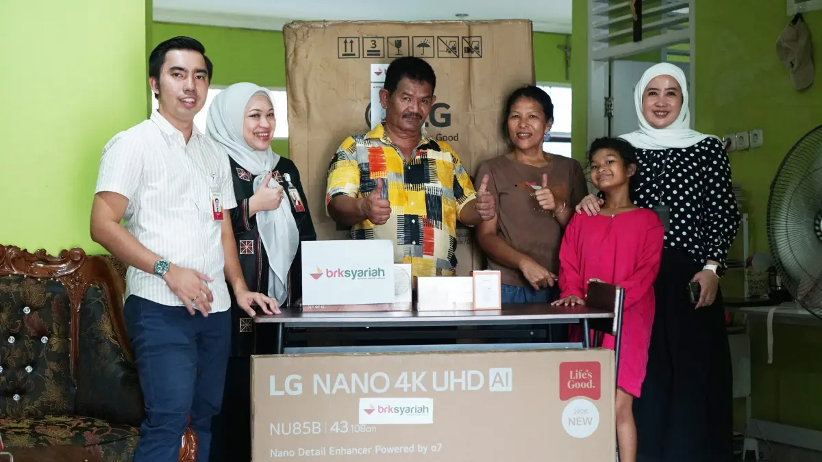 Julpono Iskandar nasabah Program Bedelau BRK Syariah bawa pulang beragam hadiah berupa perabot dan alat elektronik