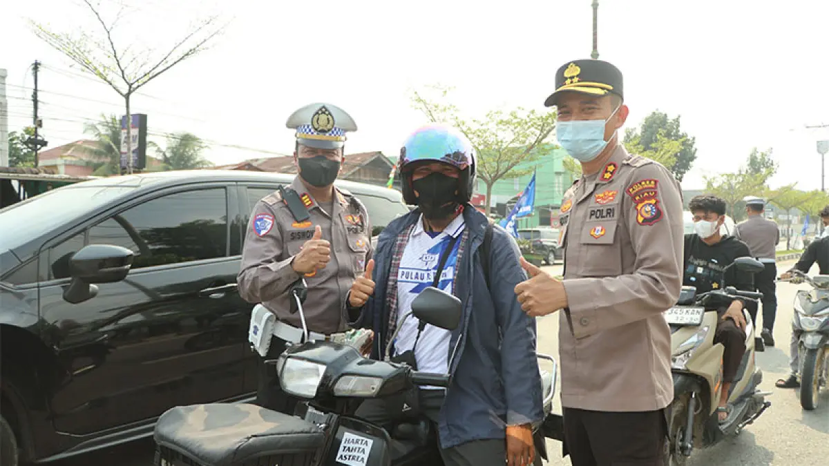 Kapolres Kuansing AKBP Hidayat Perdana bersama AKP Siswoyo SH membagi-bagikan masker pada pengguna jalan, Kamis (27/8/2026). Foto Polres Kuansing