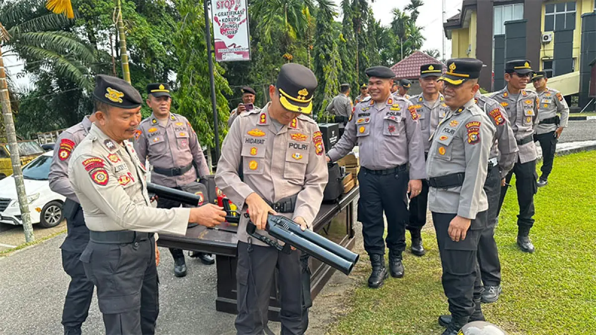 Kapolres Kuansing AKBP Hidayat Perdana memeriksa peralatan dan personel antisipasi unjuk rasa, Jumat (28/7/2026) di halaman Mapolres Kuansing. (Istimewa)