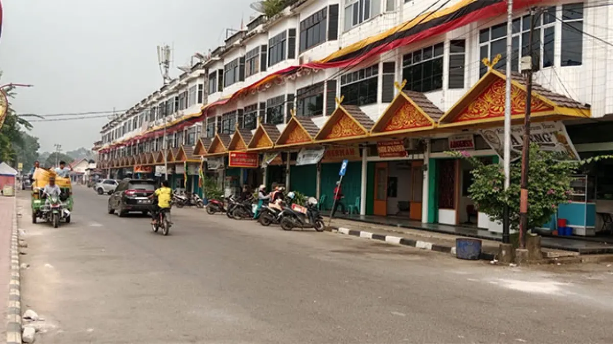 Kawasan Jalan Jendral Sudirman Teluk Kuantan, Jumat (28/8/2026) masih terlihat diselimuti asap tipis. Foto Desriandi Candra