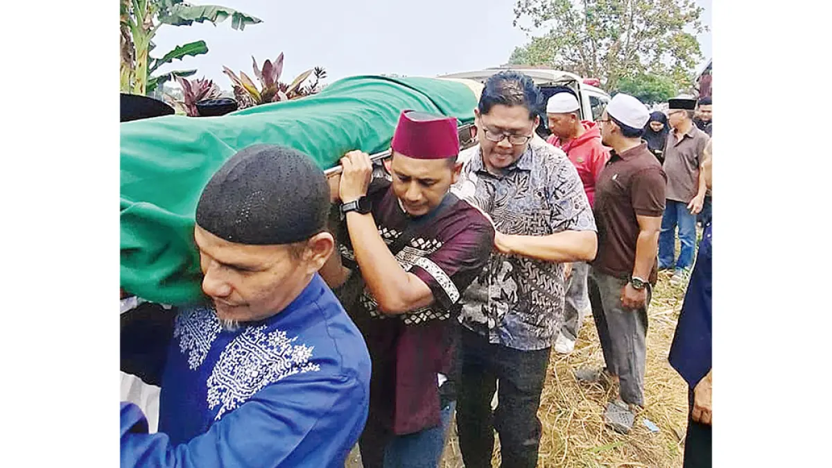 MENGUSUNG: Direktur Utama Riau Pos  Ahmad Dardiri (tiga kiri) ikut mengusung keranda jenazah Mustafa Alfa Edison, Kamis (27/8/2026). (t rasmin/riau pos)