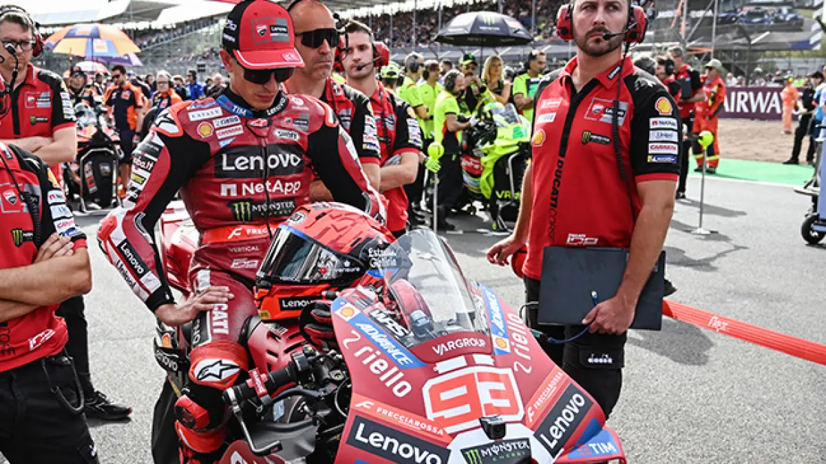 Pembalap Ducati Lenovo Marc Marquez (tengah), bersiap untuk mengikuti balapan Sprint MotoGP hari kedua rangkaian MotoGP Grand Prix Inggris di Sirkuit Silverstone, Inggris, Sabtu (8/8/2026) lalu. (Glyn KIRK/AFP)
