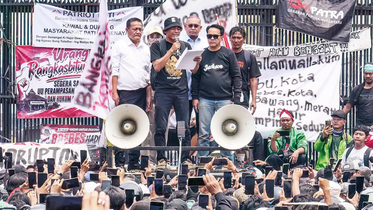 Perwakilan aksi massa demonstrasi, Supriyono (tiga kanan), berorasi di depan Gedung Parlemen, Jakarta, Kamis (27/8/2026). (AZWAR IPANK/AFP)