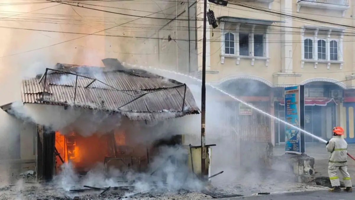 Petugas pemadam kebakaran melakukan pemadaman api yang membakar sebuah kios di Jalan Nenas Kecamatan Sukajadi kota Pekanbaru, Jumat (28/8/2026). (Evan Gunanzar/Riaupos.co)
