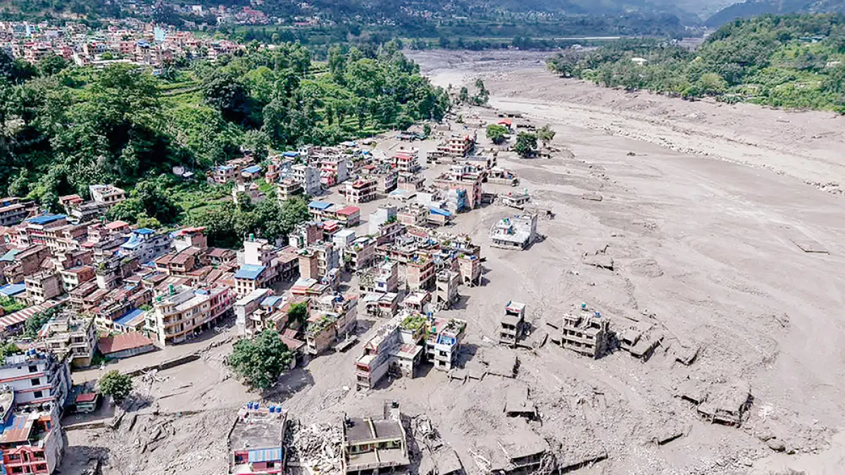 Rumah-rumah di tepian sungai terendam dalam lumpur setelah banjir bandang melanda Trishuli Bazar, distrik Nuwakot, Nepal, Rabu (26/8/2026). (Prabin RANABHAT/AFP)