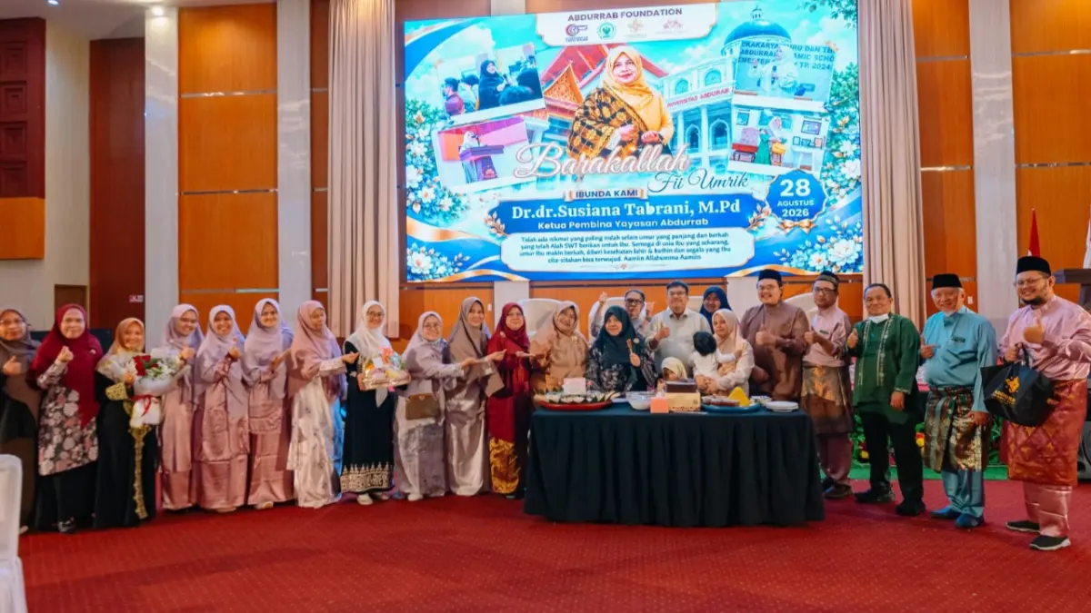 Pembina Yayasan Abdurrab&nbsp;Dr. dr. Susiana Tabrani, M.Pd, Ketua Yayasan Abdurrab Dr. Ruza Prima Rustam, SpOG,  Rektor Universitas Abdurrab, Prof. Susi Endrini, S.Si., M.Sc, wakil rektor, dekan, ketua program studi, dosen, tenaga kependidikan, kepala sekolah SMP,  SMA, dan SMK Abdurrab foto bersama usai syukuran milad, Jumat 28 Agustus 2026. (Istimewa)