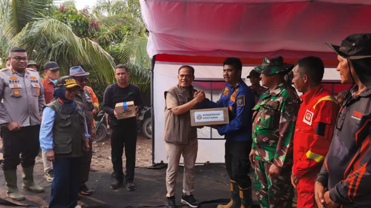 Staf Khusus Menteri Kehutanan Bidang Penegakan Hukum (Gakkum) Irjen Pol K Rahmadi menyerahkan bantuan kepada satgas gabungan di Desa Rimbo Panjang, Kecamatan Tambang, Kabupaten Kampar, Jumat (28/8/2026).(Humas Polres Kampar untuk Riaupos.co)