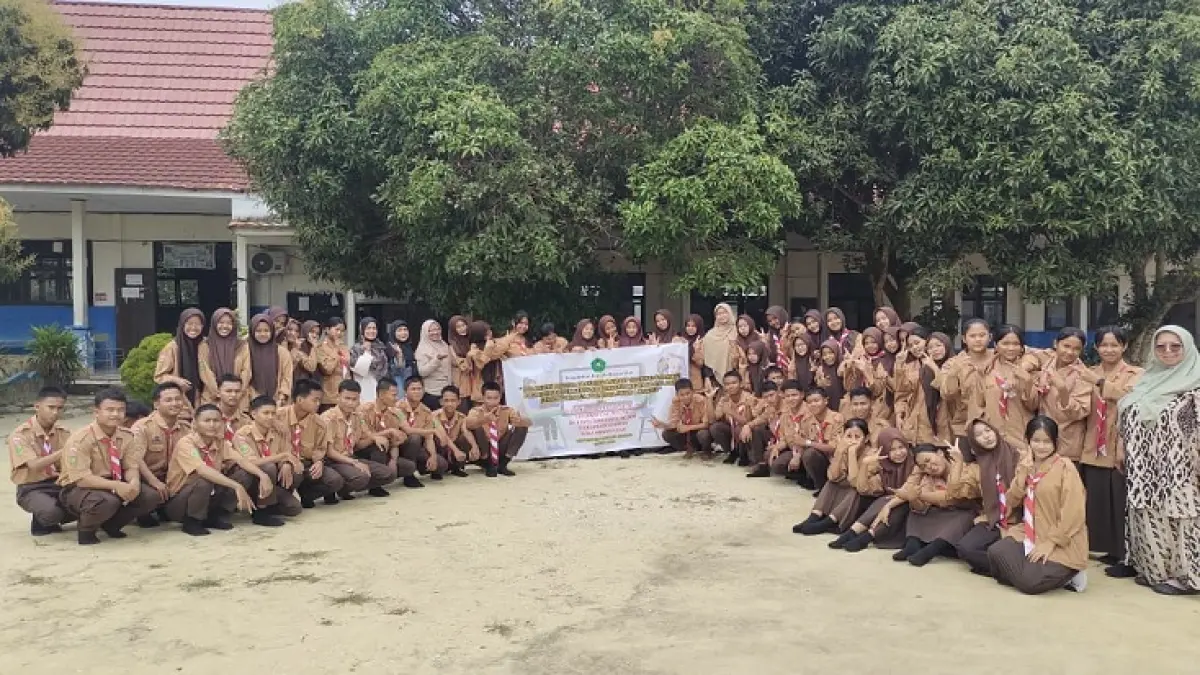 Tim pengabdian kepada masyarakat dosen Unilak foto bersama guru dan siswa SMKN 1 Kandis, Kabupaten Siak usai pelatihan, Kamis (27/8/2026). (Humas Uniak untuk Riau Pos)