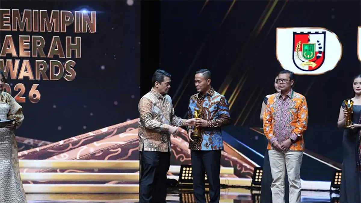 Wako Agung Nugroho menerima penghargaan Pemimpin Daerah Award 2026 diserahkan oleh Wakil Menteri Desa dan Pembangunan Daerah Tertinggal, Ahmad Riza Patria, Kamis (27/8/2026). (ISTIMEWA)