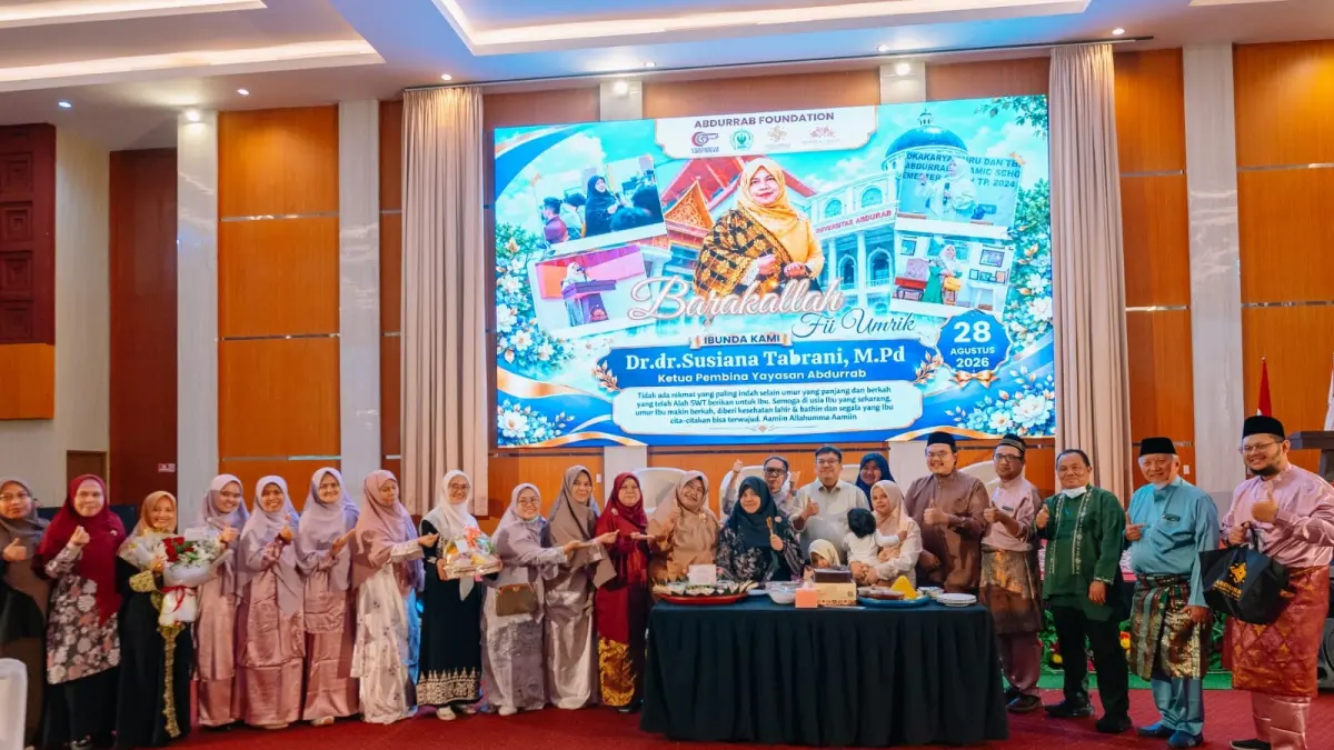 Pembina Yayasan Abdurrab&nbsp;Dr dr Susiana Tabrani MPd, Ketua Yayasan Abdurrab Dr Ruza Prima Rustam SpOG,  Rektor Universitas Abdurrab Prof Susi Endrini SSi MSc, wakil rektor, dekan, ketua program studi, dosen, tenaga kependidikan, kepala SMP, SMA, dan SMK Abdurrab foto bersama usai syukuran milad, Jumat (28/8/2026). Universitas Abdurrab untuk riau pos