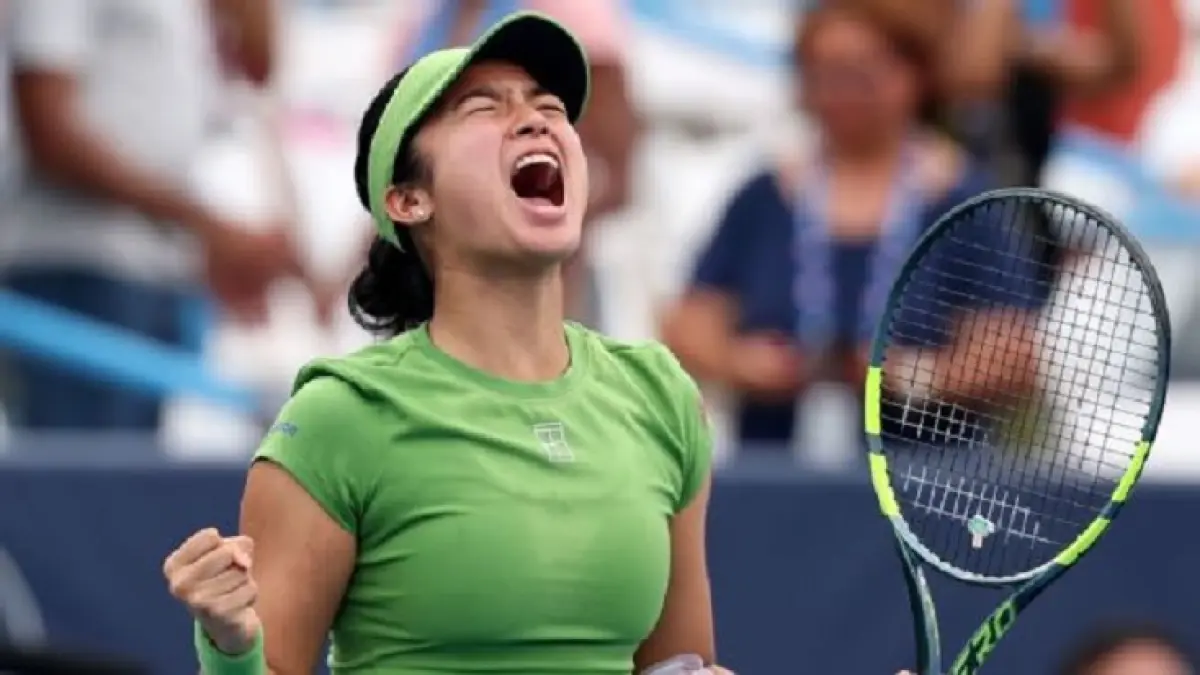 Bintang tenis Filipina Alex Eala akan bermain melawan Janice Tjen di Alex Eala Live: Game. Set. Celebrate di Philippine Arena di Bulacan pada 8 Desember. (Emilee Chinn/Getty Images)