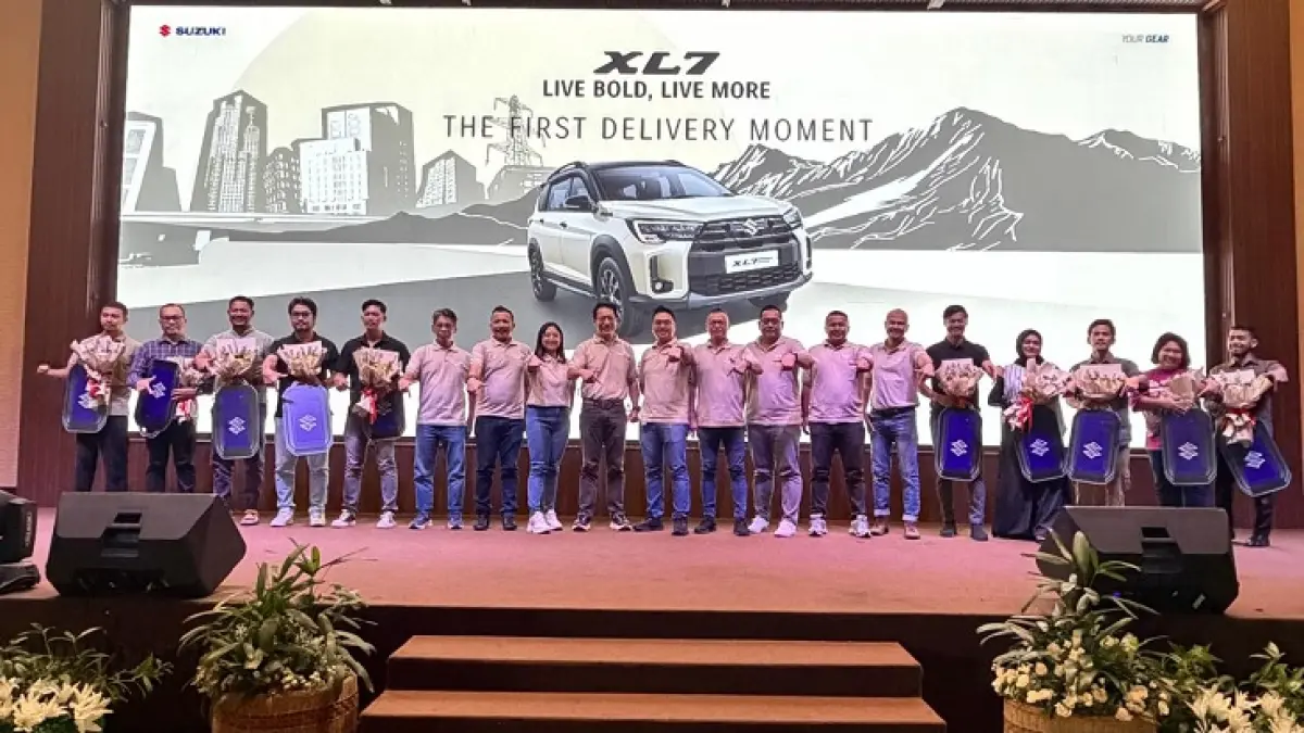 Jajaran Suzuki Riau foto bersama 10 pembeli perdana XL7 terbaru di Riau dalam acara seremoni penyerahan kunci di Grand Elite Hotel, Sabtu (29/8/2026).(Istimewa)