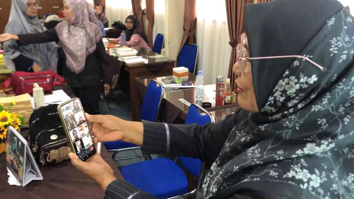 Jarak Jauh : Guru melakukan Pembelajaran Jarak Jauh dengan muridnya di SMPN 22 Pekanbaru, Kamis (27/8/2026). ft : EVAN GUNANZAR/RIAU POS