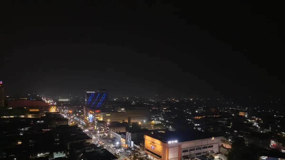 Kondisi udara di Pekanbaru sangat tidak sehat, Sabtu (29/8/2026) malam. (Prapti Dwi Lestari/Riaupos.co)