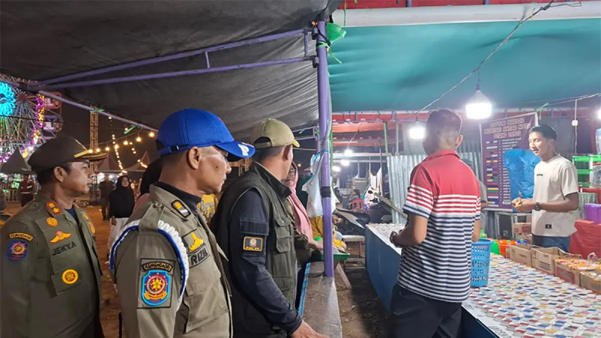 Personel Satpol PP-PKP dan Polres Kuansing melakukan razia Pekat ke kafe di Simpang Tiga Kecamatan Kuantan Tengah, Jumat (28/8/2026) malam. Foto Satpol PP-PKP Kuansing