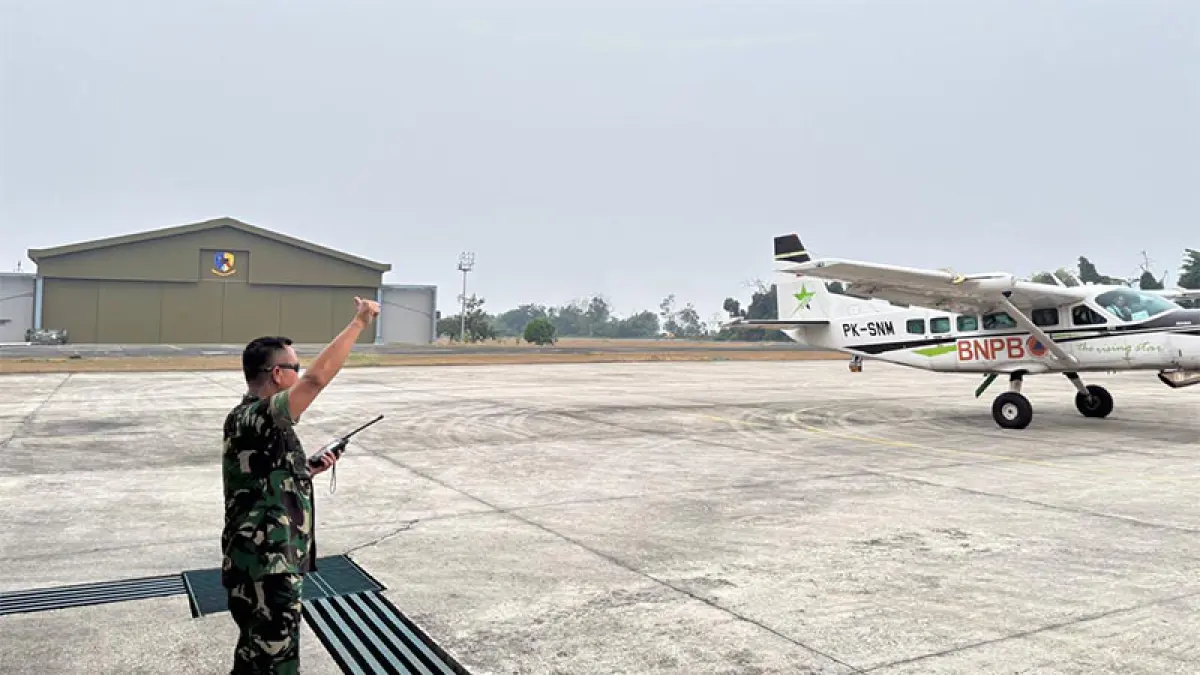 Pesawat untuk kegiatan OMC sedang bersiap melakukan penyemaian garam di Riau. Ft Istimewa