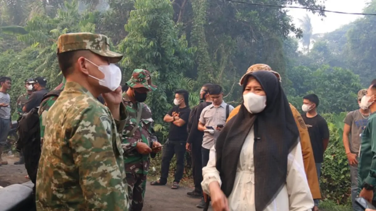 Plh Bupati Inhil Yuliantini saat meninjau karhutla di Parit 18 Kelurahan Sungai Beringin, Kecamatan Tembilahan yang nyaris mengancam permukiman warga, Jumat (28/8/2026). (Istimewa)