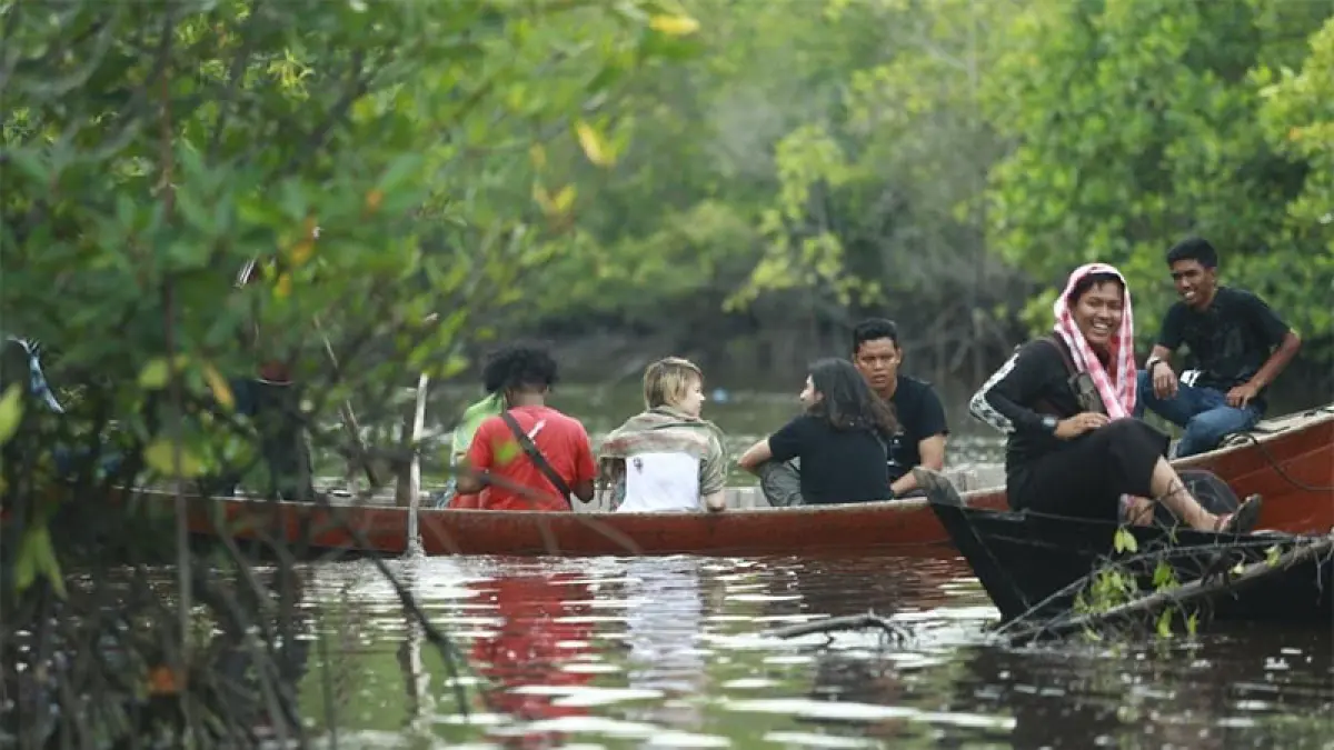Warga menyusuri Sungai Bokor, Pulau Rangsang Kepulauan Meranti yang dikelilingi habitat hutan mangrove yang rimbun, baru-baru ini. (Istimewa)