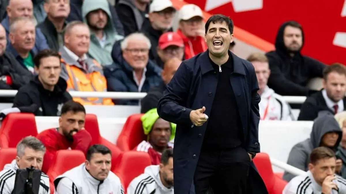 Andoni Iraola masih mencari kemenangan pertamanya sebagai pelatih Liverpool. (MB Media/Getty Images)