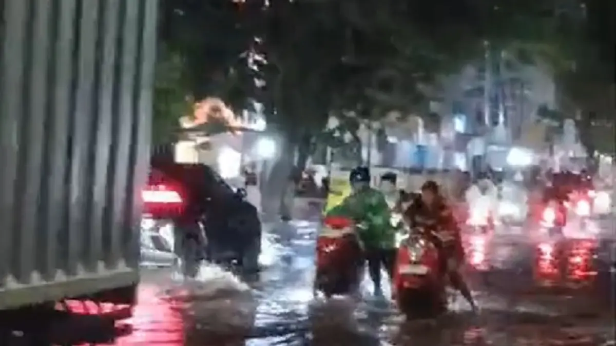 Hujan lebat yang mengguyur Kota Pekanbaru menyebabkan banjir di Jalan Riau, alhasil banyak sepeda motor mogok terendam, Sabtu (29/8/2026) malam WIB. (Abdul Kadir Bey/Riaupos.co)