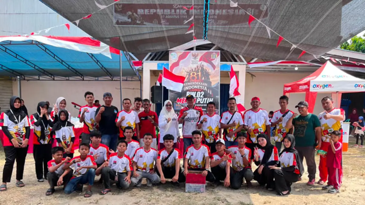 Ketua RW 02 Munawar Aziz (Yayan), foto bersama Ketua Pemuda  Metrie, para ketua RT dan panitia perayaan HUT RI di lingkungan RW 02 Kelurahan Tangkerang Labuai. (Istimewa)