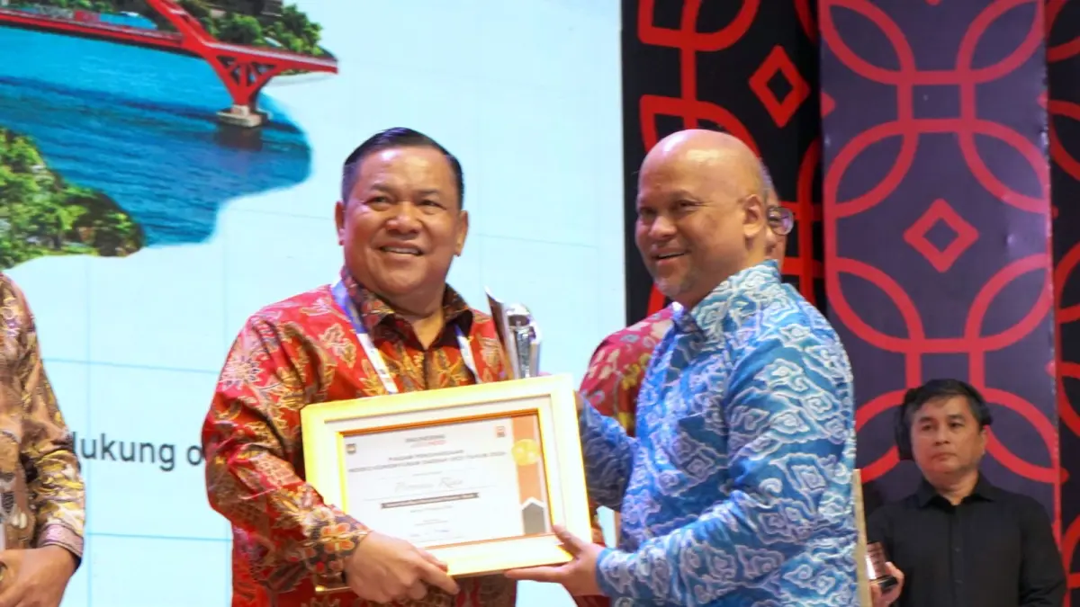Ketua Umum Persatuan Insinyur Indonesia (PII), Ilham Akbar Habibie (kanan) memberikan penghargaan kepada Plt Gubernur Riau, SF Hariyanto, di Auditorium BRIN, Jakarta Pusat, Sabtu (29/8/2026).(DISKOMINFO RIAUPOS.CO)